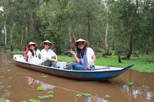 Du lịch Trà Sư mùa nước nổi là thời điểm cảnh thiên nhiên đẹp nhất. 