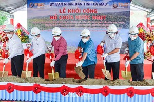 Lãnh đạo tỉnh Cà Mau thực hiện nghi thức khởi công Dự án. Ảnh: Báo Cà Mau online