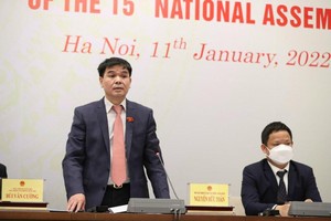 Phó chủ nhiệm Ủy ban Tài chính - Ngân sách Nguyễn Hữu Toàn tại cuộc họp báo. (Ảnh: Duy Linh).