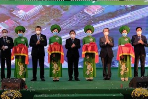 Các đại biểu thực hiện nghi thức khánh thành Dự án đường sắt đô thị tuyến Cát Linh - Hà Đông.