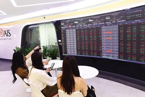 AIS duy trì chính sách miễn phí giao dịch phái sinh dài hạn cho khách hàng