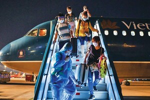 Hành khách đi trên chuyến bay quốc tế đầu tiên từ Phnôm Pênh (Campuchia) về Việt Nam hôm 1/1/2022.