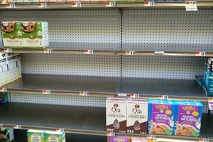 Nhiều kệ hàng tại chuỗi bán lẻ Giant ở bang Maryland (Mỹ) trống trơn. Ảnh: AFP