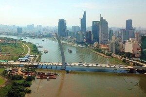 Những ngày cuối năm, công nhân trên công trường đang gấp rút hoàn thành công trình hiện đại nối TP. Thủ Đức và quận 1,TP.HCM.