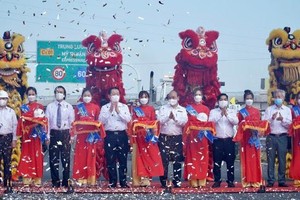 Chủ tịch nước Nguyễn Xuân Phúc và các đại biểu thực hiện nghi thức cắt băng thông xe kỹ thuật cao tốc Trung Lương - Mỹ Thuận