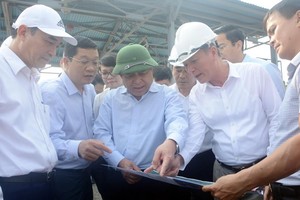 Bộ trưởng Bộ KK&ĐT, ông Nguyễn Chí Dũng trong lần kiểm tra thực tế dự án cảng biển Liên Chiểu.