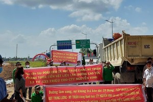 Hình ảnh căng băng rôn đòi thanh toán tiền vật liệu nhà thầu gây ảnh hưởng nghiêm trọng đến uy tín của doanh nghiệp dự án BOT Trung Lương Mỹ Thuận. Ảnh: CTV