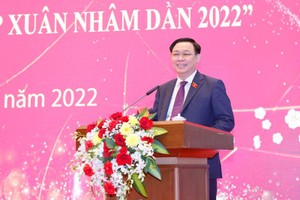 Chủ tịch Quốc hội Vương Đình Huệ phát biểu tại cuộc gặp mặt.