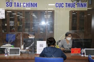 Cán bộ Sở Tài chính và Cục Thuế tỉnh Yên Bái hướng dẫn các thủ tục hành chính tại Trung tâm hành chính công của tỉnh. Ảnh minh họa: Tiến Khánh/TTXVN