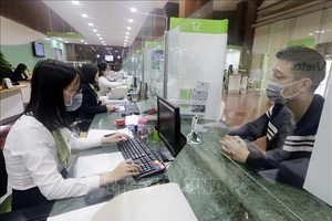 Khách hàng giao dịch tại Hội sở Vietcombank. Ảnh minh họa: Trần Việt/TTXVN
