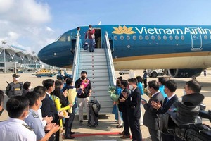 Đại diện tỉnh Khánh Hòa và Vietnam Airlines đã chào đón những du khách đầu tiên của năm Nhâm Dần đến với thành phố Nha Trang, Khánh Hòa hôm 1/2/2022.