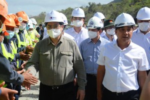 Thủ tướng Phạm Minh Chính tới kiểm tra và động viên người lao động đang thi công xuyên Tết tại Dự án cao tốc Cam Lâm - Vĩnh Hảo