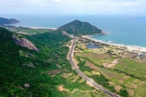 Sau 2 năm khởi công, tuyến đường Cát Tiến - Đề Gi 1.200 tỷ đồng hoàn thành đúng dịp Tết Nhâm Dần, góp phần thúc đẩy phát triển kinh tế - xã hội, khơi dậy tiềm năng du lịch Bình Định. Ảnh MH