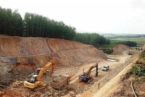 Thi công cao tốc Bắc - Nam đoạn Mai Sơn - Quốc lộ 45.