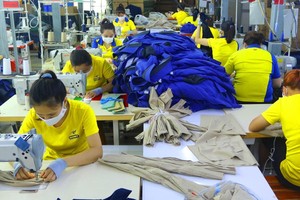 Người lao động làm việc tại một doanh nghiệp may ở TP.HCM (Ảnh: Lê Toàn).