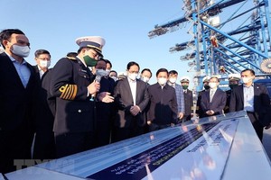 Thủ tướng Chính phủ Phạm Minh Chính thăm, khảo sát việc triển khai xây dựng cảng Lạch Huyện hôm 19/12/2021.