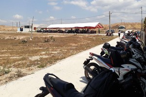 Hàng dài người xếp hàng tại một phòng công chứng trên đường ĐT.765 