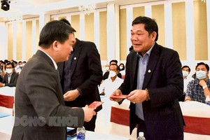 Bí thư Tỉnh ủy Bến Tre Lê Đức Thọ (bìa trái) chúc mừng Doanh nghiệp tại buổi Họp mặt đầu năm Nhâm Dần 2022 của Tỉnh