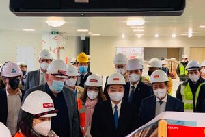 Chủ tịch UBND TP Hà Nội Chu Ngọc Anh cùng Phó Chủ tịch Thường trực Ủy ban châu Âu Francs Timmermans tại nhà ga. (Ảnh: Phạm Công)