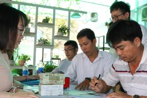 Khách hàng đặt cọc mua đất. Ảnh: Việt Dũng 