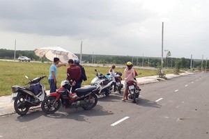 Nhà đầu tư xem đất trên đường ĐT769 thuộc huyện Long Thành. Ảnh: Việt Dũng