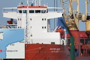 Tàu hàng Nga bị nghi ngờ vi phạm các lệnh trừng phạt quốc tế áp dụng đối với Nga. Ảnh: Reuters