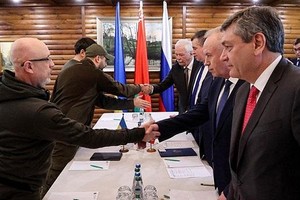 Bộ trưởng Quốc phòng Ukraine Oleksii Reznikov (bìa trái) bắt tay nhà đàm phán Nga trước vòng đàm phán thứ hai giữa hai bên diễn ra tại khu vực Brest của Belarus vào ngày 3/3/2022. Ảnh: AFP