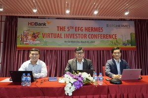 Sự kiện diễn ra theo hình thức trực tuyến với sự tham dự của ông Đàm Thế Thái - Phó tổng giám đốc HD SAISON, ông Trần Hoài Nam - Phó tổng giám đốc HDBank, ông Hoàng Thanh Tùng - Trưởng phòng Quan hệ Nhà đầu tư (từ trái sang).