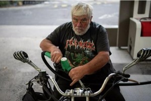 Giá xăng tăng cao, người đi xe máy tại Pháp trộn thêm cồn để tiết kiệm