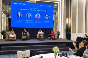 Sáng lập Tiệm giặt là người điếc Lương Thị Kiều Thúy (bìa trái) và người phiên dịch ngôn ngữ ký hiệu (bìa phải).