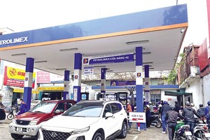 Giá xăng tăng lên mức cao nhất từ trước đến nay, tác động mạnh đến hoạt động sản xuất, kinh doanh của nhiều doanh nghiệp cũng như đời sống người dân. Ảnh: Đức Thanh