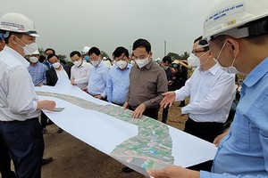 Bí thư Thành ủy Trần Lưu Quang (áo nâu xám) cùng lãnh đạo thành phố, các ngành chức năng thực địa kiểm tra toàn tuyến các dự án chiều ngày 15/3/2022. Ảnh: Thu Lê.