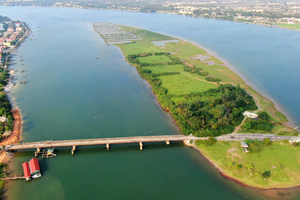 Khu đô thị cao cấp Quán Hàu với tính chất sinh thái tại đảo Cồn Soi nằm giữa dòng sông Nhật Lệ, với điểm nhấn là khối khách sạn, dịch vụ cao 5 tầng, ở vị trí mũi phía Nam của khu quy hoạch. Ảnh: P.V 