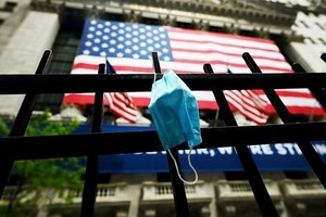 Bên ngoài hàng rào Sở giao dịch chứng khoán New York ngày 26/5/2020. Ảnh: AFP