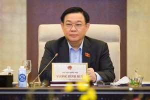 Chủ tịch Quốc hội Vương Đình Huệ phát biểu tại phiên họp.