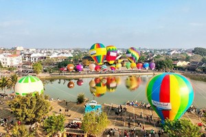 Phố cổ Hội An rực rỡ sắc màu của khinh khí cầu.