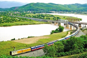 Quảng Bình - điểm đến du lịch an toàn, khác biệt và hấp dẫn. Trong ảnh: Cảnh sắc non nước hữu tình trên sông Gianh