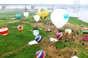 Hà Nội rực rỡ sắc màu trong Ngày hội khinh khí cầu 