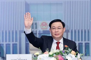 Chủ tịch Quốc hội Vương Đình Huệ từ đầu cầu Nhà Quốc hội.