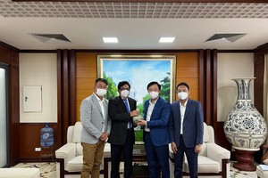 Ông Phạm Xuân Thăng, Bí thư Tỉnh ủy Hải Dương tặng quà lưu niệm cho ông Chu Kuang Pei, Phó chủ tịch HĐQT Công ty TNHH Sinotech. Ảnh: TD