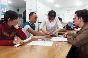 Trong hoạt động mua bán, chuyển nhượng nhà đất, hành vi kê khai sai giá trị giao dịch nhằm giảm số thuế phải nộp diễn ra khá phổ biến. Ảnh: Tín Dũng