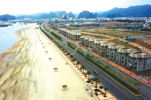 Hạ tầng kết nối liên vùng ngày một hoàn thiện làm tăng giá trị bất động sản ven biển. Ảnh: Lê Toàn 