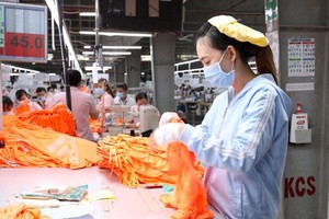 Công nhân làm việc trong chuyền may tại nhà máy của Thành Công. (Ảnh: TCM).