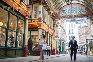 Khu mua sắm và ăn uống bên trong Leadenhall Market, London. Ảnh: AFP