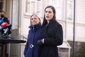 Thủ tướng Phần Lan Sanna Marin và người đồng cấp Thụy Điển Magdalena Andersson phát biểu tại buổi họp báo ở Helsinki, Phần Lan. Ảnh: Reuters