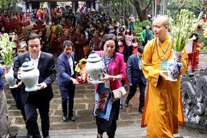 Lãnh đạo Trung ương, lãnh đạo tỉnh Ninh Bình và Ban tổ chức thực hiện nghi lễ rước nước đến đền Suối Tiên dâng hương Thánh Quý Minh Đại Vương.