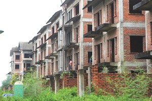 Thiếu vốn là nguyên nhân chính khiến nhiều dự án phải dừng thi công. Ảnh: Dũng Minh