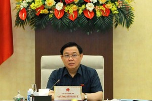 Chủ tịch Quốc hội Vương Đình Huệ phát biểu tại phiên họp.