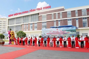 Lãnh đạo tỉnh Trà Vinh cắt băng khánh thành Bệnh viện Đa khoa tỉnh Trà Vinh. Ảnh: Báo Trà Vinh online