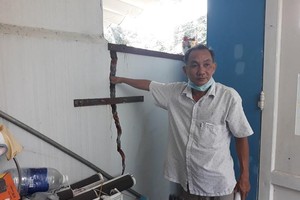 Ngôi nhà của gia đình ông Nguyễn Văn Sang bị nứt nẻ khắp nơi sau khi Công ty TNHH Đầu tư xây dựng DACINCO tổ chức thi công. Ảnh: Nhiệt Băng